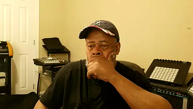 Cleozevo1961 online show from April 23, 2026, 2:08 pm