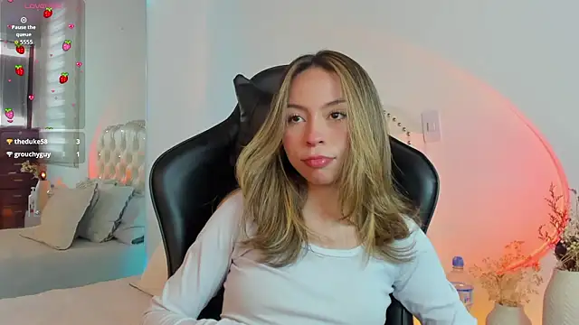 Snapshot of LuuluBerry chatting on February 22, 2026, 5:55 pm LuuluBerry online show from February 22, 2026, 5:55 pm