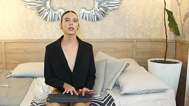 Luxa Velvet online show from March 14, 2026, 1:05 pm