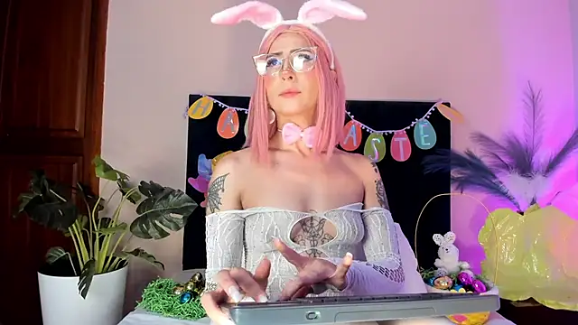 AnnaDenver online show from April 7, 2026, 12:33 am