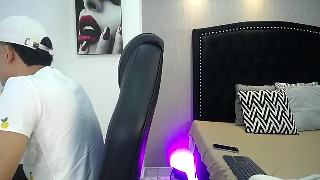 NewYoungHot online show from April 11, 2026, 8:24 pm