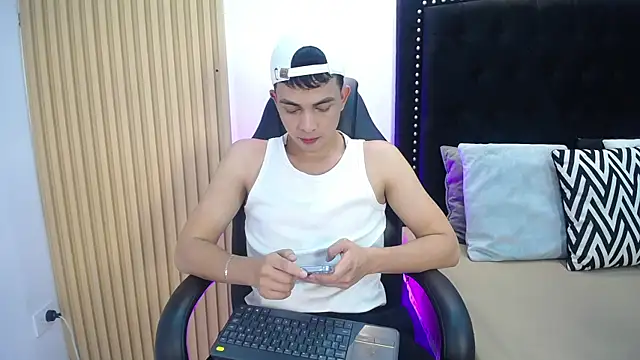 NewYoungHot online show from April 21, 2026, 8:12 pm