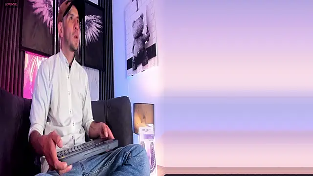 Milanwhite  online show from February 28, 2026, 11:33 am