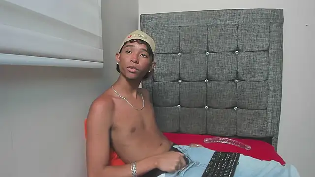 Snapshot of Little_Twink19x chatting on February 25, 2026, 7:23 pm Little Twink19x online show from February 25, 2026, 7:23 pm