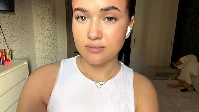 JoycelynUrion online show from April 17, 2026, 9:56 am