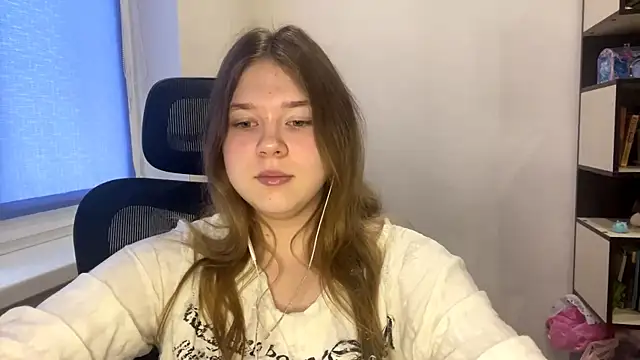 TomikoPfau online show from April 3, 2026, 3:15 am