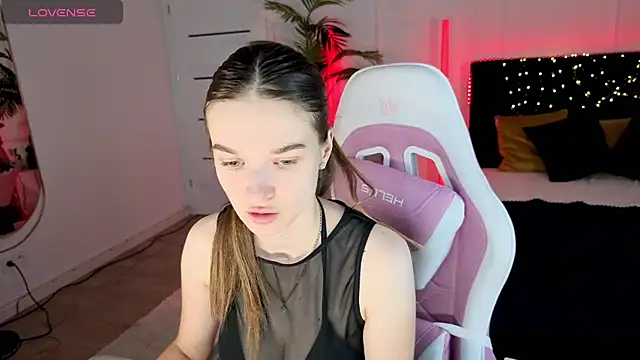 Snapshot of Ann_Wood chatting on July 7, 2026, 2:43 pm Ann Wood online show from July 7, 2026, 2:43 pm