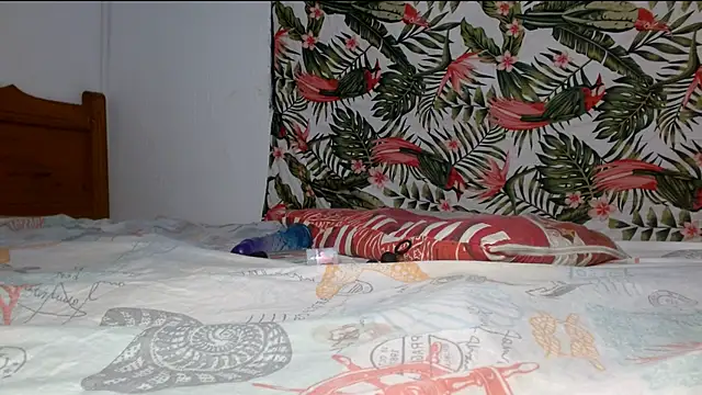 Snapshot of smallvioleta69 chatting on April 5, 2026, 4:37 pm smallvioleta69 online show from April 5, 2026, 4:37 pm