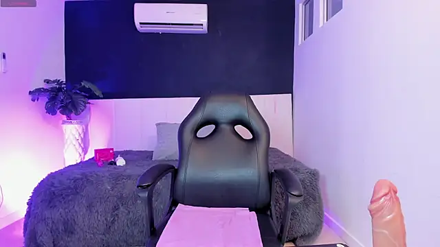 karola cute  online show from April 27, 2026, 10:24 am