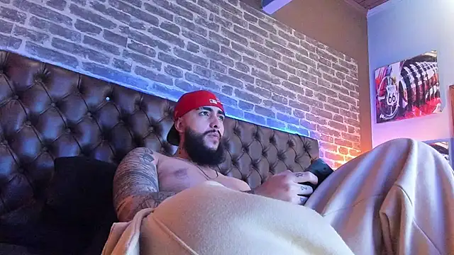 SantiagoHincapiie online show from March 8, 2026, 4:27 am