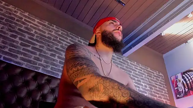 SantiagoHincapiie online show from March 13, 2026, 8:59 pm