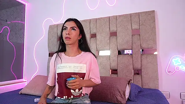 Fernanda thail  online show from April 13, 2026, 7:30 pm