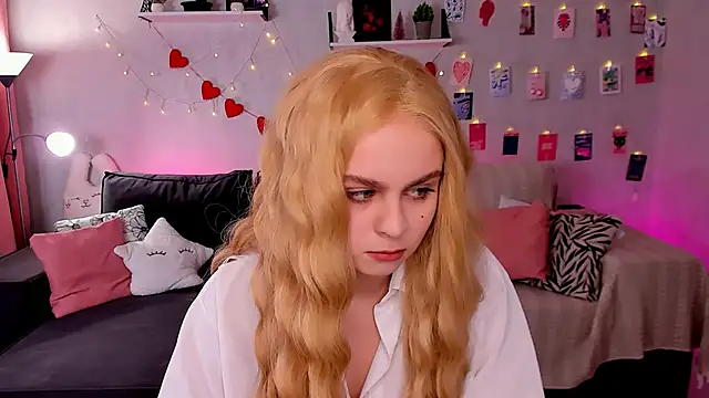 Snapshot of VivienAllen chatting on February 22, 2026, 9:08 am VivienAllen online show from February 22, 2026, 9:08 am