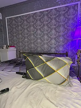 Olivia Noor online show from April 5, 2026, 6:21 am