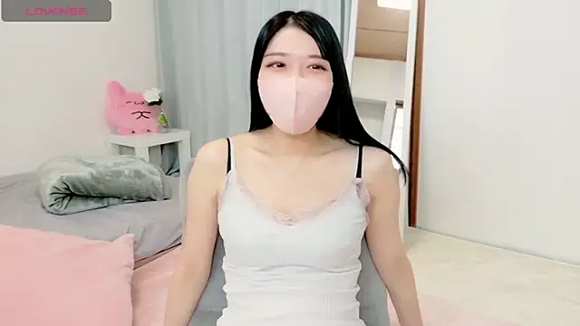 natsuka-chan online show from May 5, 2026, 5:37 am