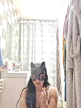 halii21 online show from April 13, 2026, 11:43 pm