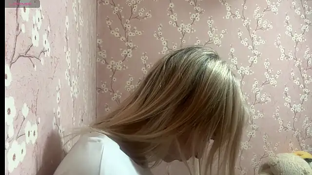 Snapshot of LiraDreamX chatting on April 2, 2026, 5:54 pm LiraDreamX online show from April 2, 2026, 5:54 pm