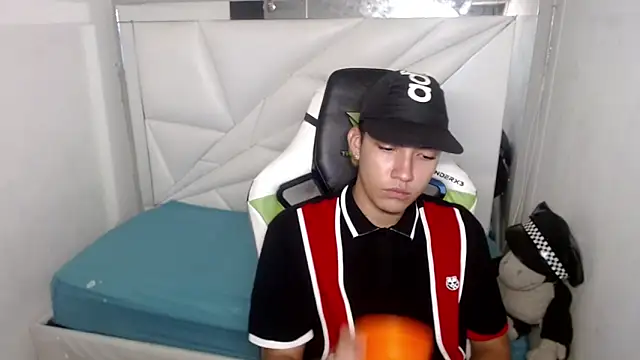 Snapshot of Street_poemm_ chatting on February 28, 2026, 3:51 am Street poemm online show from February 28, 2026, 3:51 am