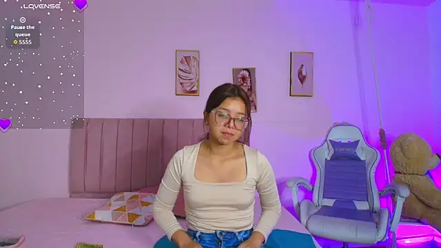 Snapshot of Zoow_bluussh chatting on February 24, 2026, 12:25 pm Zoow bluussh online show from February 24, 2026, 12:25 pm