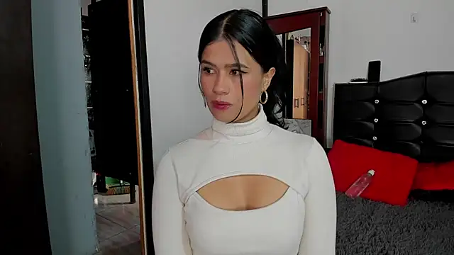 LatinaQueen23 online show from June 11, 2026, 3:43 pm