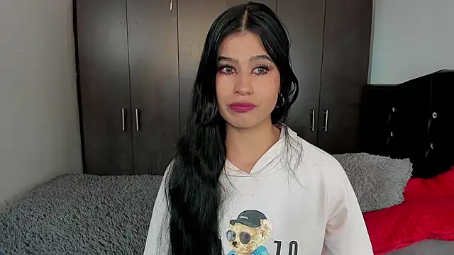 LatinaQueen23 online show from July 1, 2026, 3:23 pm