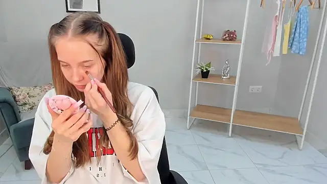 Nina Crown online show from March 25, 2026, 10:32 am