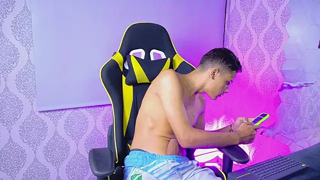 Snapshot of Luxury_boys chatting on April 11, 2026, 10:14 pm Luxury boys online show from April 11, 2026, 10:14 pm