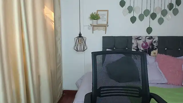 Emma hassani online show from April 4, 2026, 1:41 pm