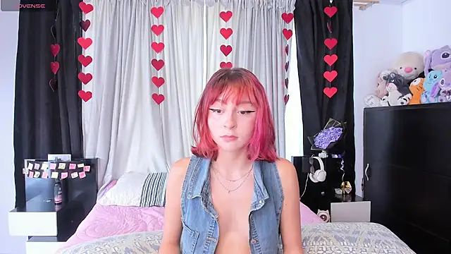 dafnne  hall online show from April 7, 2026, 7:47 pm