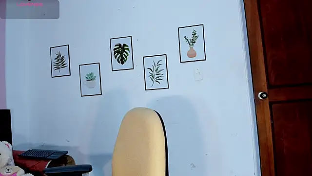 KimTaylorW online show from April 7, 2026, 12:44 am