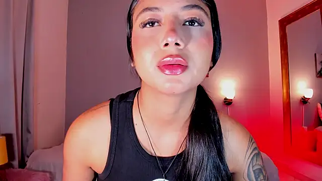 Snapshot of KimTaylorW chatting on July 4, 2026, 2:51 am KimTaylorW online show from July 4, 2026, 2:51 am