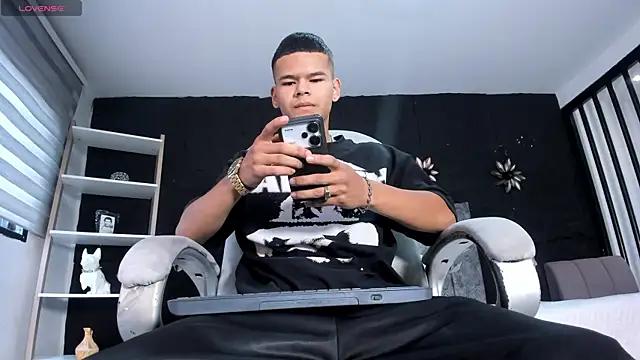 DylanRoyce  online show from April 8, 2026, 12:38 pm