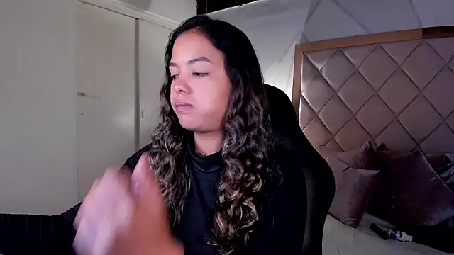 dulce lyraa1 online show from June 19, 2026, 4:28 am
