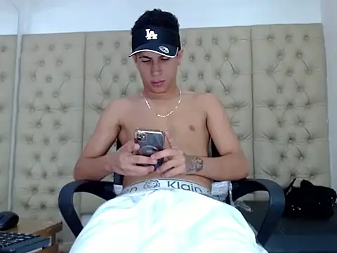 Snapshot of Hollmanhot chatting on March 4, 2026, 2:28 am Hollmanhot online show from March 4, 2026, 2:28 am