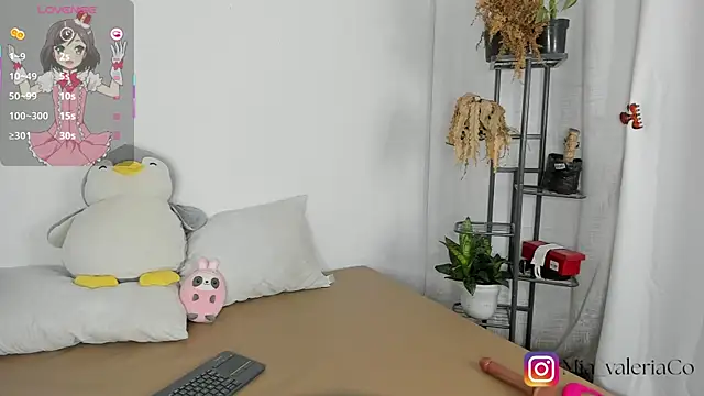 Snapshot of Mia-Valeria- chatting on June 11, 2026, 6:44 am Mia-Valeria- online show from June 11, 2026, 6:44 am