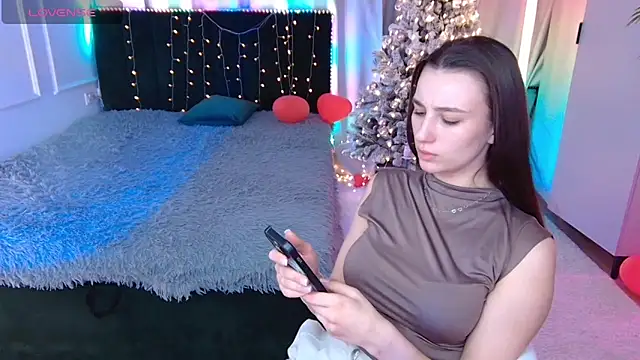 Vivian Wee online show from February 27, 2026, 9:15 pm