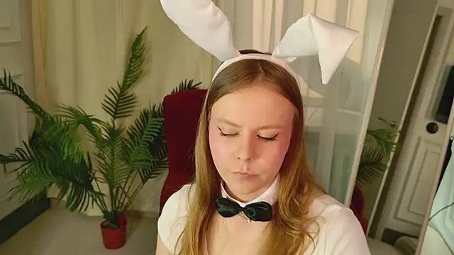 Sophie Peach  online show from April 7, 2026, 2:17 pm