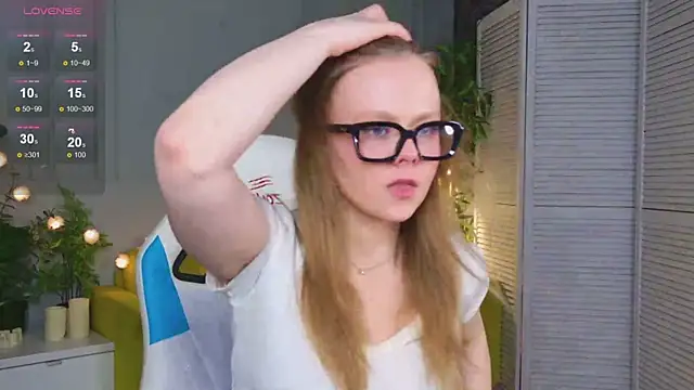 Snapshot of Sophie_Peach_ chatting on April 27, 2026, 2:37 pm Sophie Peach online show from April 27, 2026, 2:37 pm