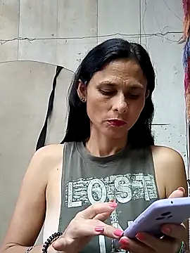 yuliitza4 online show from May 7, 2026, 1:38 pm