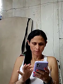 yuliitza4 online show from May 10, 2026, 1:16 pm