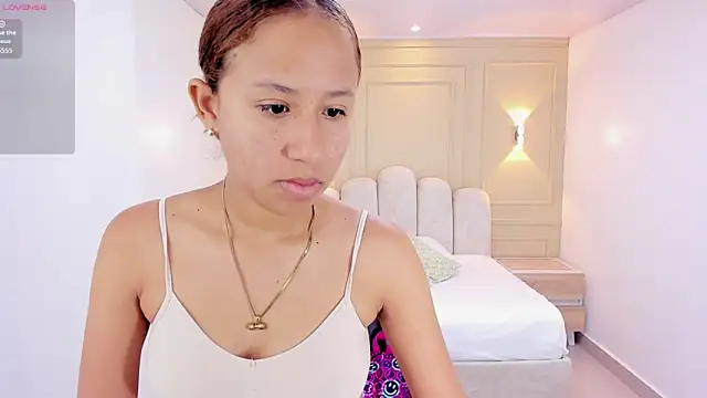 LESLYSIMPSON online show from May 5, 2026, 7:33 pm