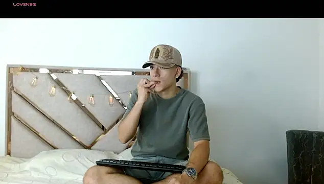 Snapshot of oliver___saint chatting on March 7, 2026, 12:07 am oliver saint online show from March 7, 2026, 12:07 am