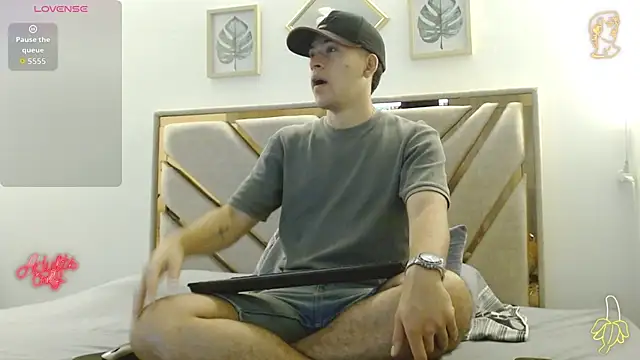 Snapshot of oliver___saint chatting on April 2, 2026, 12:08 am oliver saint online show from April 2, 2026, 12:08 am