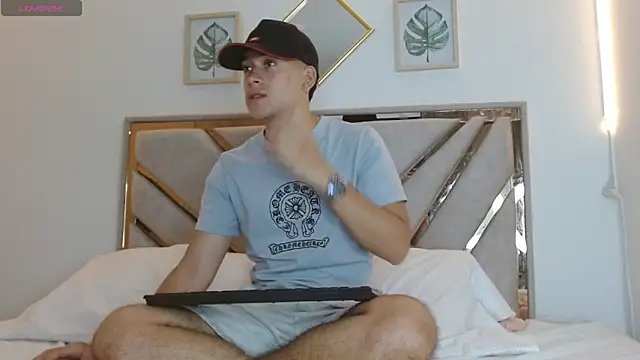 Snapshot of oliver___saint chatting on April 4, 2026, 11:13 pm oliver saint online show from April 4, 2026, 11:13 pm