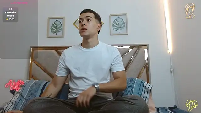 Snapshot of oliver___saint chatting on April 14, 2026, 11:33 pm oliver saint online show from April 14, 2026, 11:33 pm