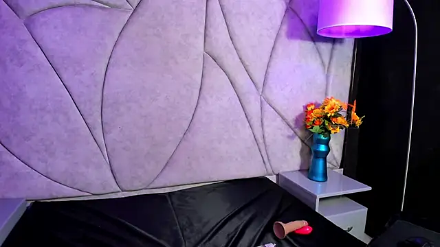 VeronicaCream  online show from May 20, 2026, 4:29 am