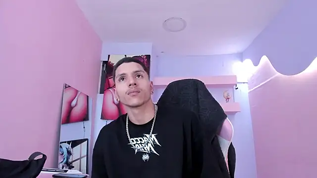 DanteLuxx online show from May 18, 2026, 3:46 am