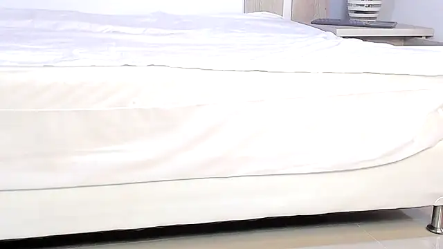 EmilySearss online show from April 1, 2026, 7:00 pm