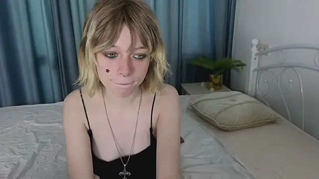 Snapshot of MollySally chatting on May 25, 2026, 4:18 am MollySally online show from May 25, 2026, 4:18 am