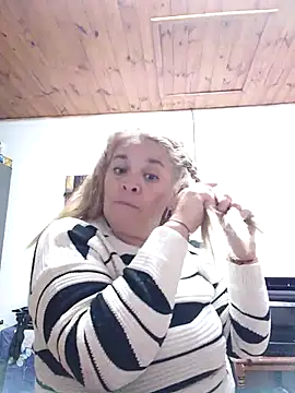 momismilf544 online show from May 22, 2026, 11:32 pm